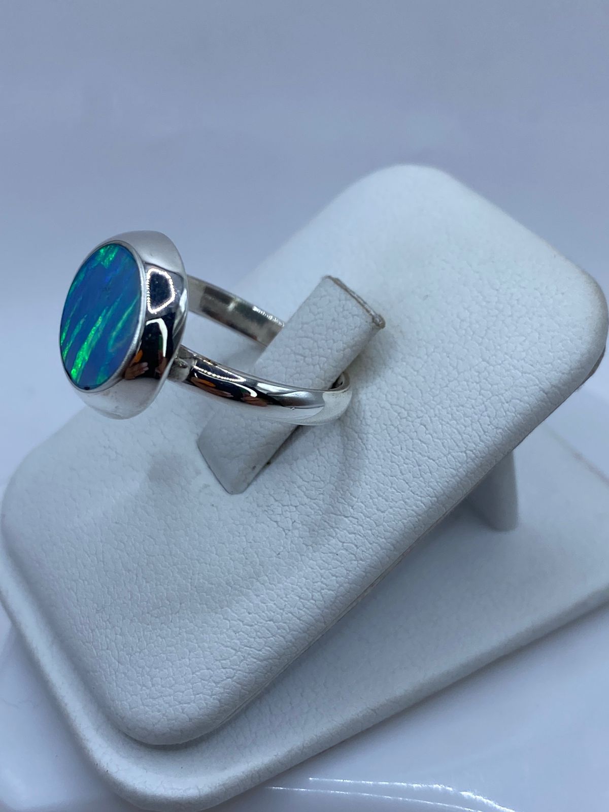 Anillo Ajustable de Plata Ley 925 con Ópalo de Fuego, vista lateral
