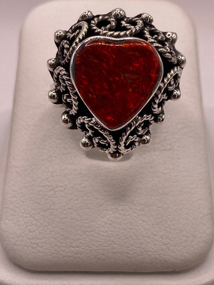 Anillo Ajustable de Plata Ley .925 con Ópalo de Fuego en Forma de Corazón, vista de detalle