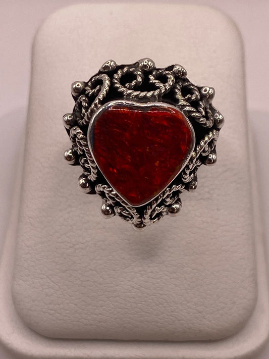 Anillo Ajustable de Plata Ley .925 con Ópalo de Fuego en Forma de Corazón en báscula mostrando peso