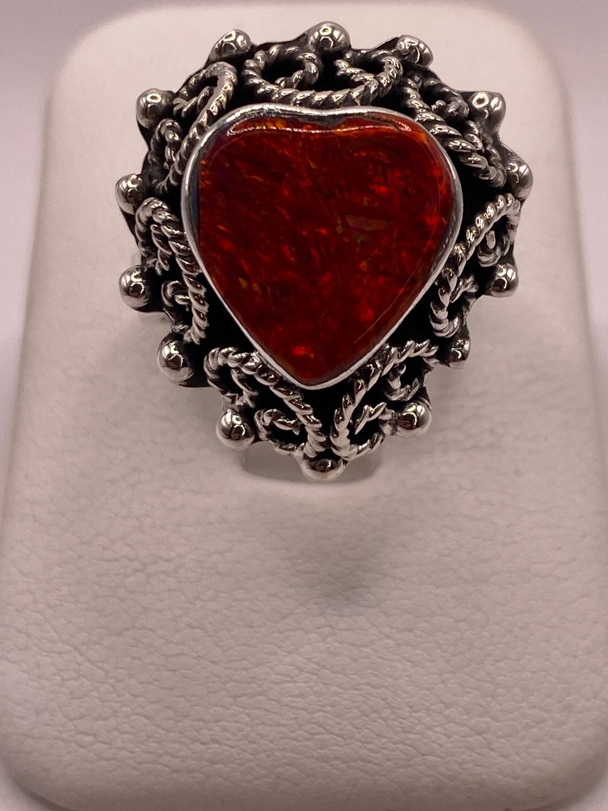 Anillo Ajustable de Plata Ley .925 con Ópalo de Fuego en Forma de Corazón, vista frontal