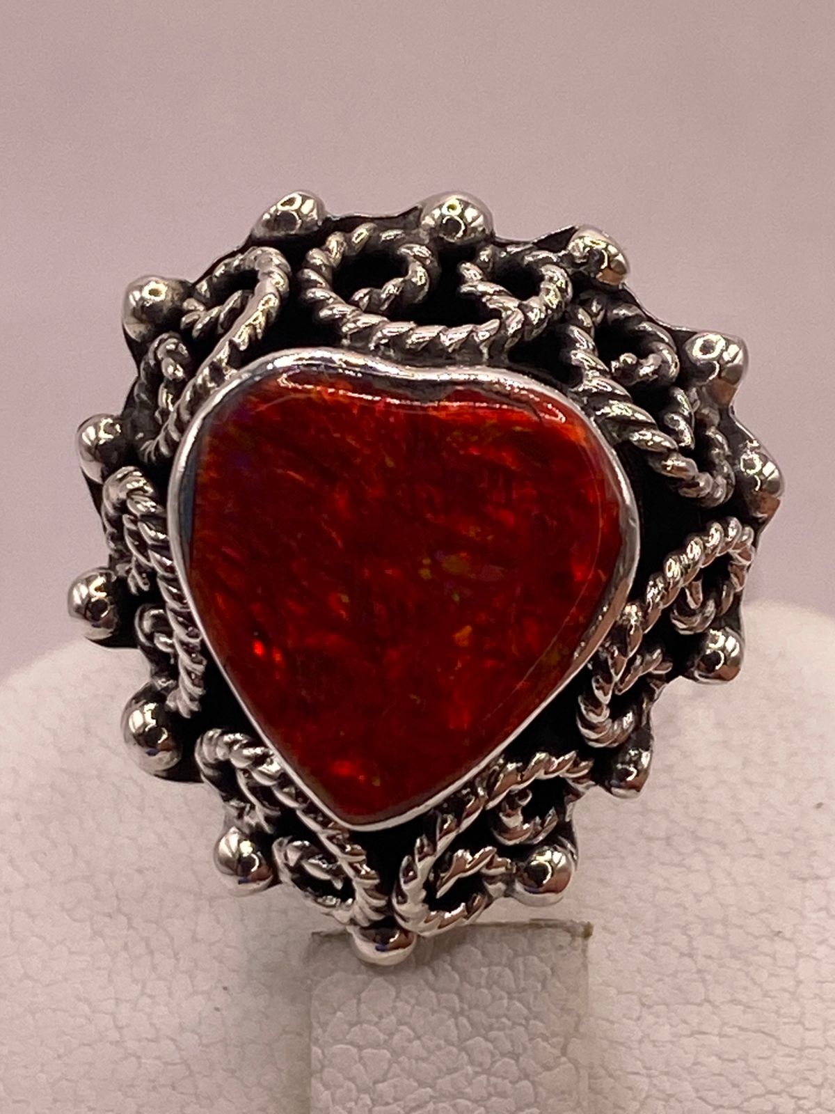 Anillo Ajustable de Plata Ley .925 con Ópalo de Fuego en Forma de Corazón, vista superior