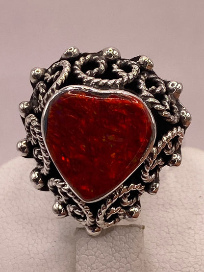 Anillo Ajustable de Plata Ley .925 con Ópalo de Fuego en Forma de Corazón, vista superior