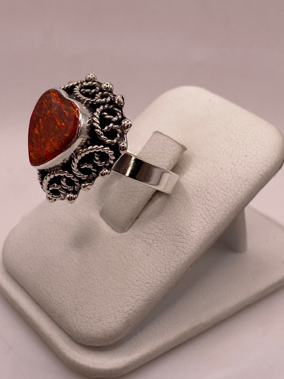 Anillo Ajustable de Plata Ley .925 con Ópalo de Fuego en Forma de Corazón, vista lateral