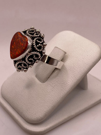 Anillo Ajustable de Plata Ley .925 con Ópalo de Fuego en Forma de Corazón, vista lateral