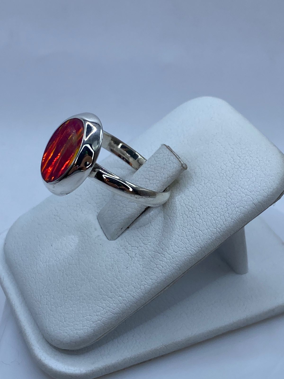 Anillo Ajustable de Plata Ley 925 con Ópalo de Fuego Fucsia, vista lateral