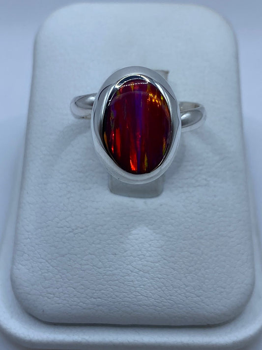 Anillo Ajustable de Plata Ley 925 con Ópalo de Fuego Fucsia en báscula mostrando peso