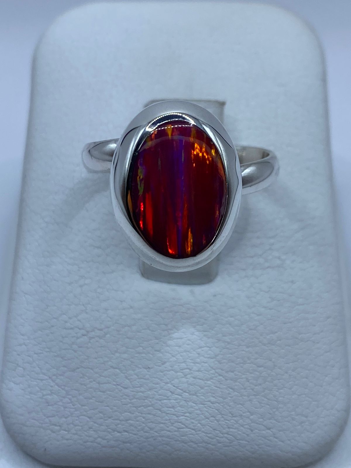 Anillo Ajustable de Plata Ley 925 con Ópalo de Fuego Fucsia, vista frontal