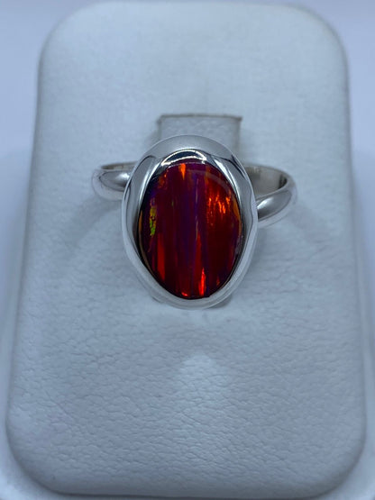 Anillo Ajustable de Plata Ley 925 con Ópalo de Fuego Fucsia, vista de detalle