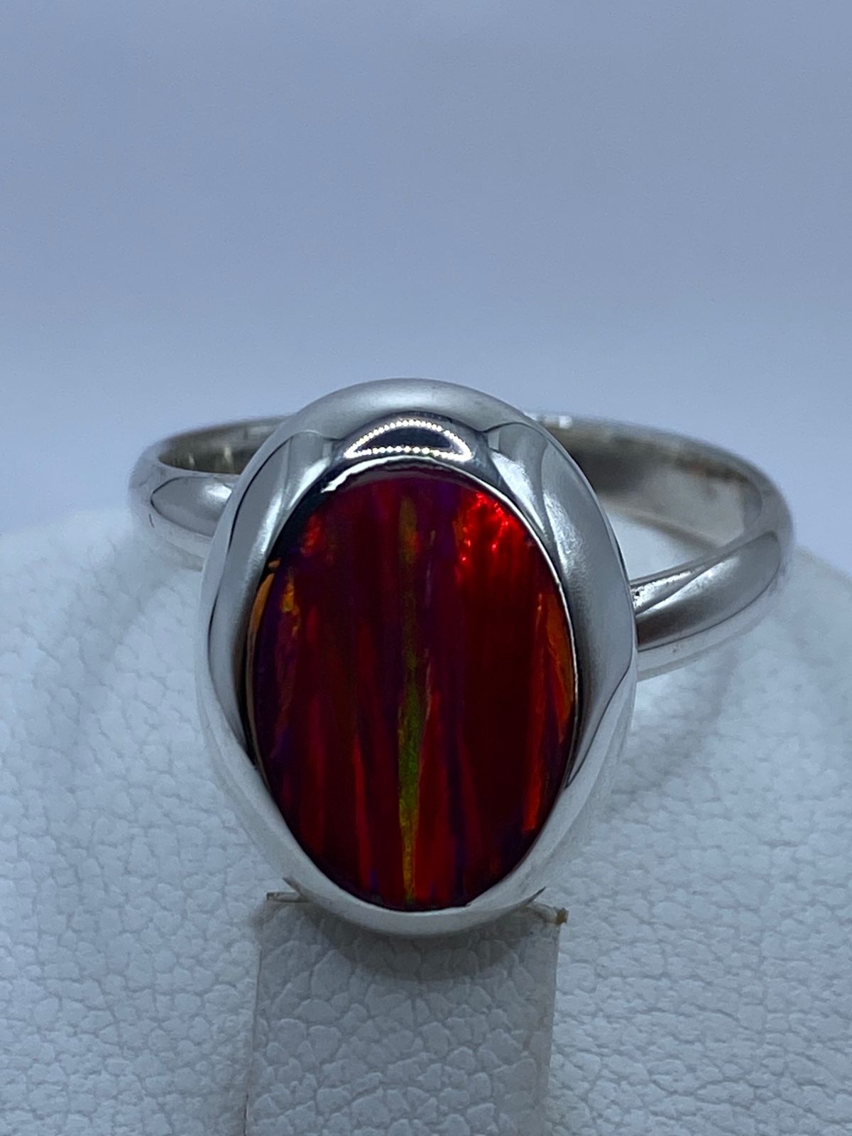 Anillo Ajustable de Plata Ley 925 con Ópalo de Fuego Fucsia, vista superior