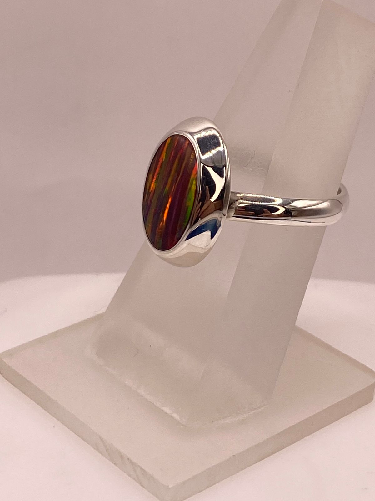 Anillo Ajustable de Plata Ley .925 con Ópalo de Fuego Ovalado, vista frontal