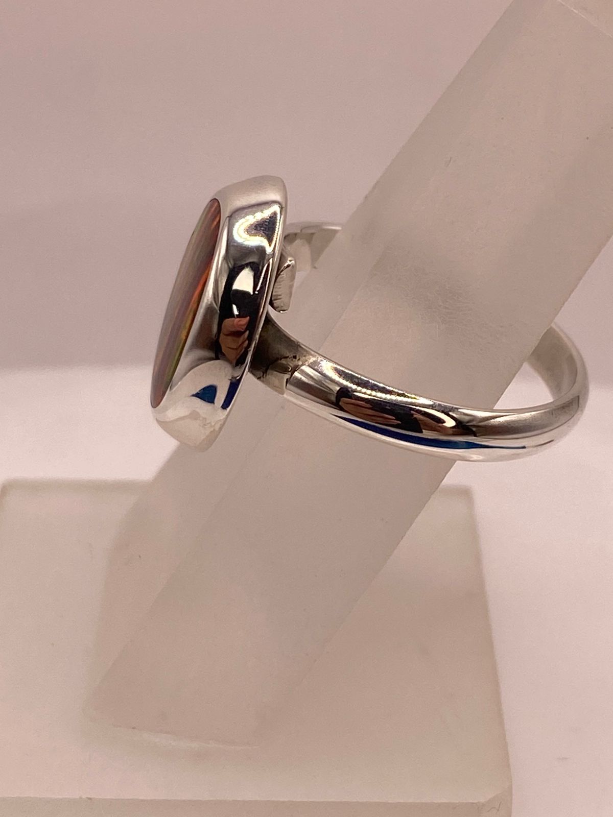 Anillo Ajustable de Plata Ley .925 con Ópalo de Fuego Ovalado, vista de detalle