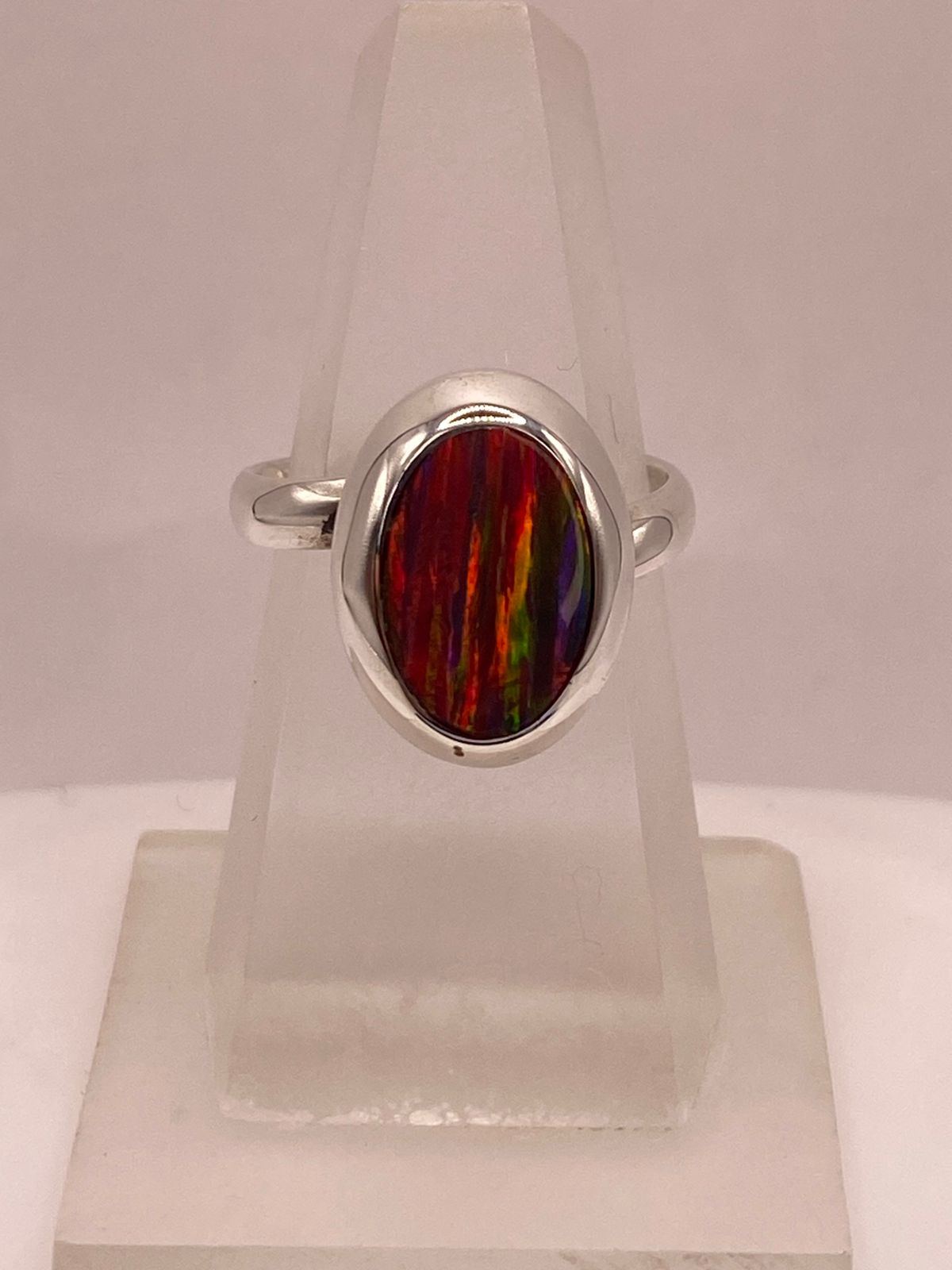 Anillo Ajustable de Plata Ley .925 con Ópalo de Fuego Ovalado, vista lateral