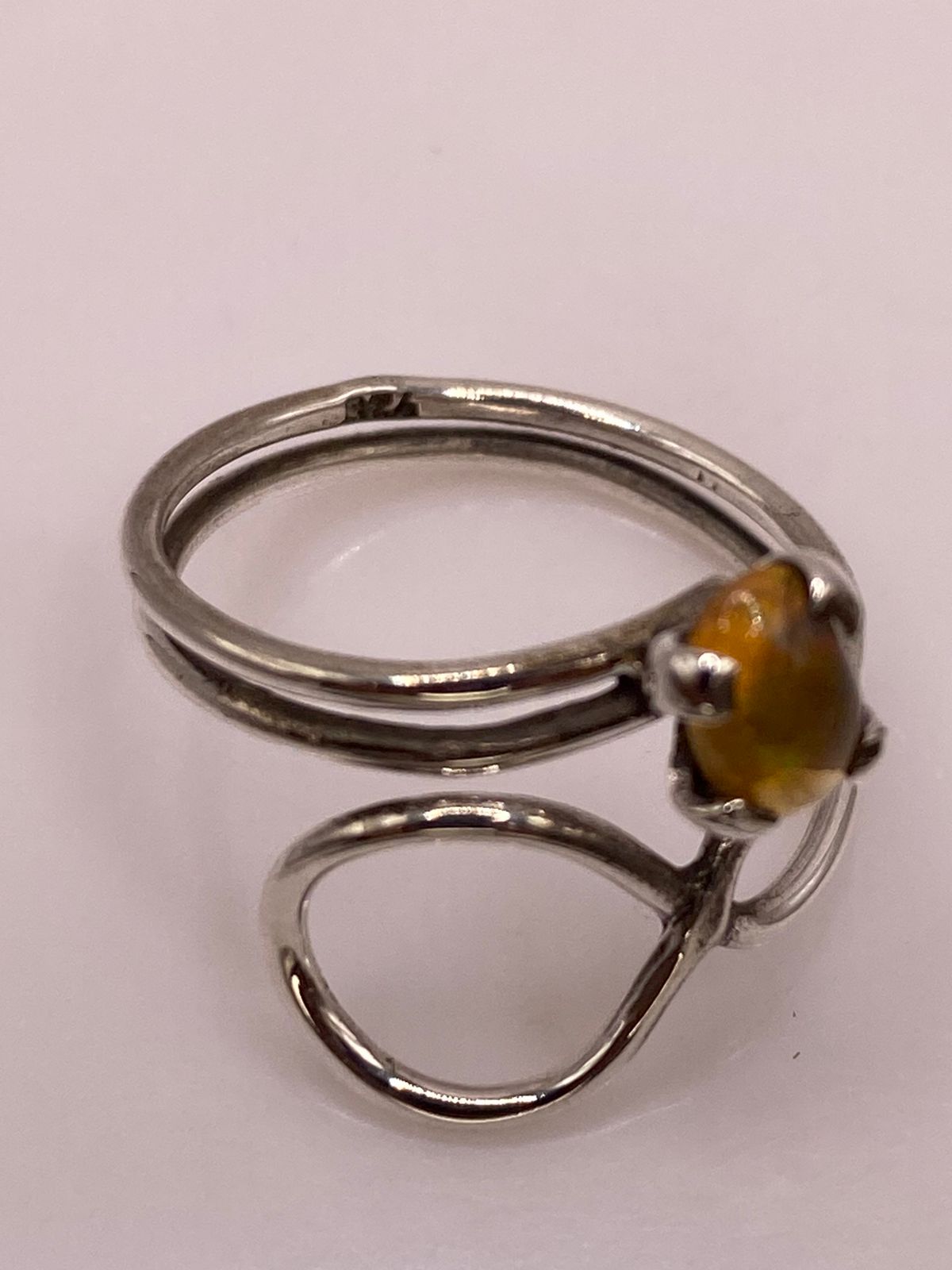 Anillo Ajustable de Plata Ley 925 con Piedra Ámbar, sello de autenticidad Plata Ley .925