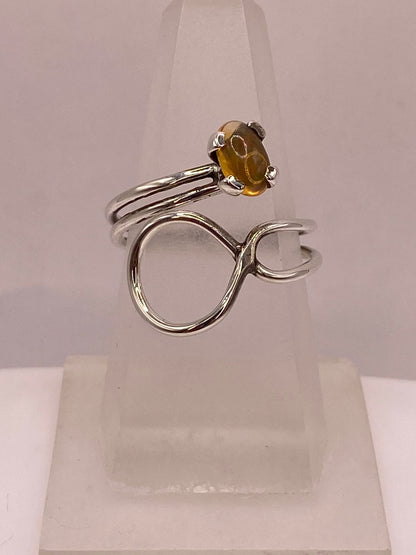 Anillo Ajustable de Plata Ley 925 con Piedra Ámbar — ángulo diagonal