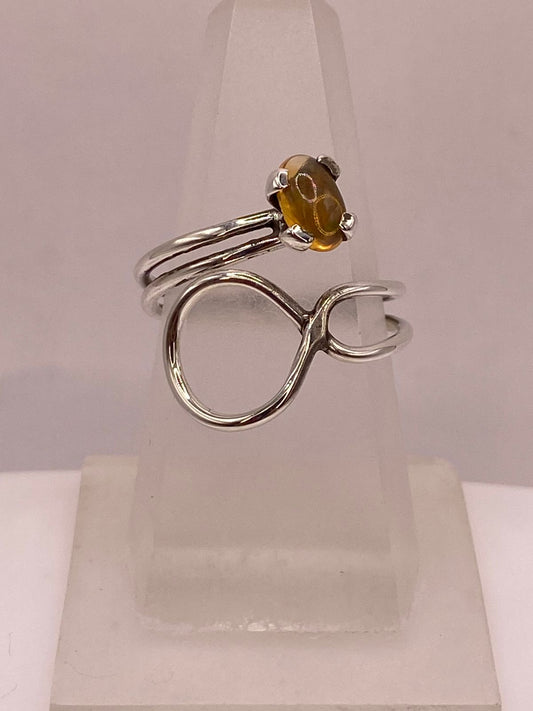 Anillo Ajustable de Plata Ley 925 con Piedra Ámbar — ángulo diagonal