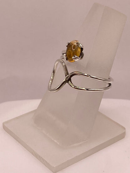 Anillo Ajustable de Plata Ley 925 con Piedra Ámbar, vista lateral