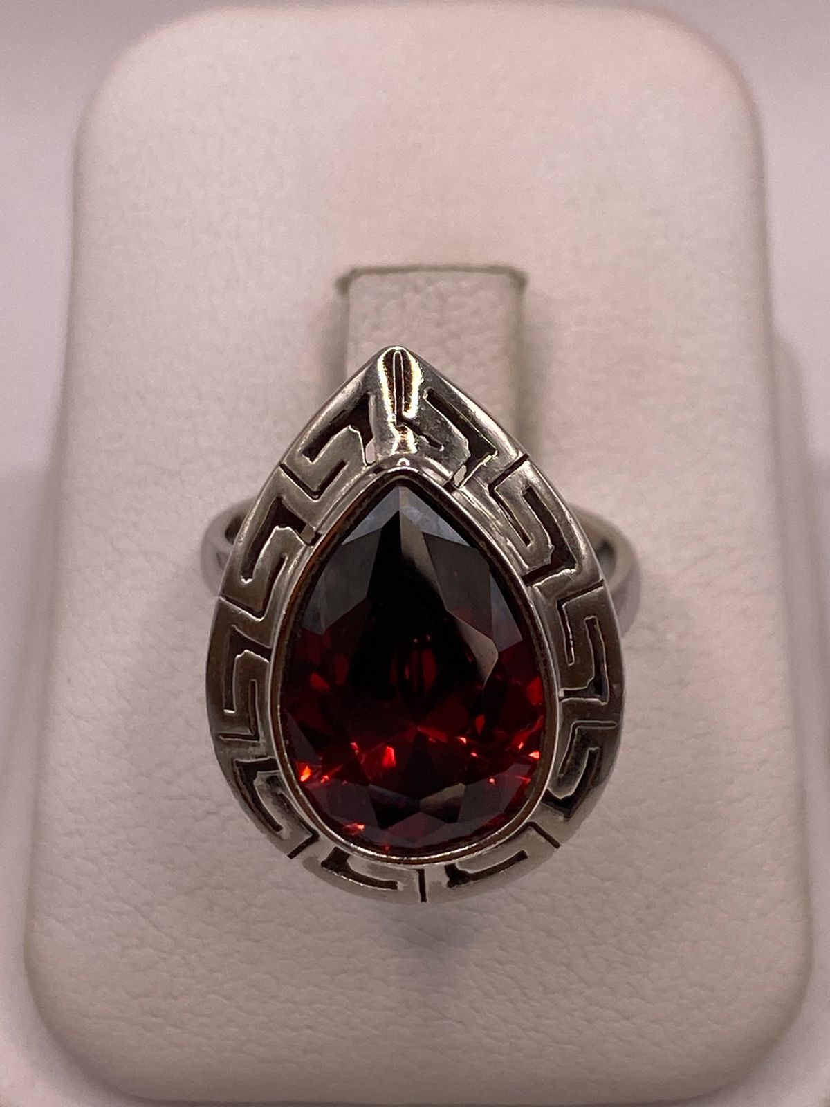 Anillo Ajustable de Plata Ley 925 con Piedra Roja Tipo Gota — detalle de acabado
