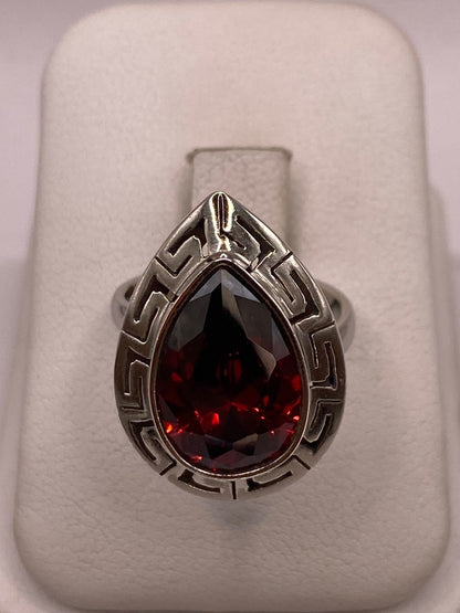 Anillo Ajustable de Plata Ley 925 con Piedra Roja Tipo Gota — detalle de acabado