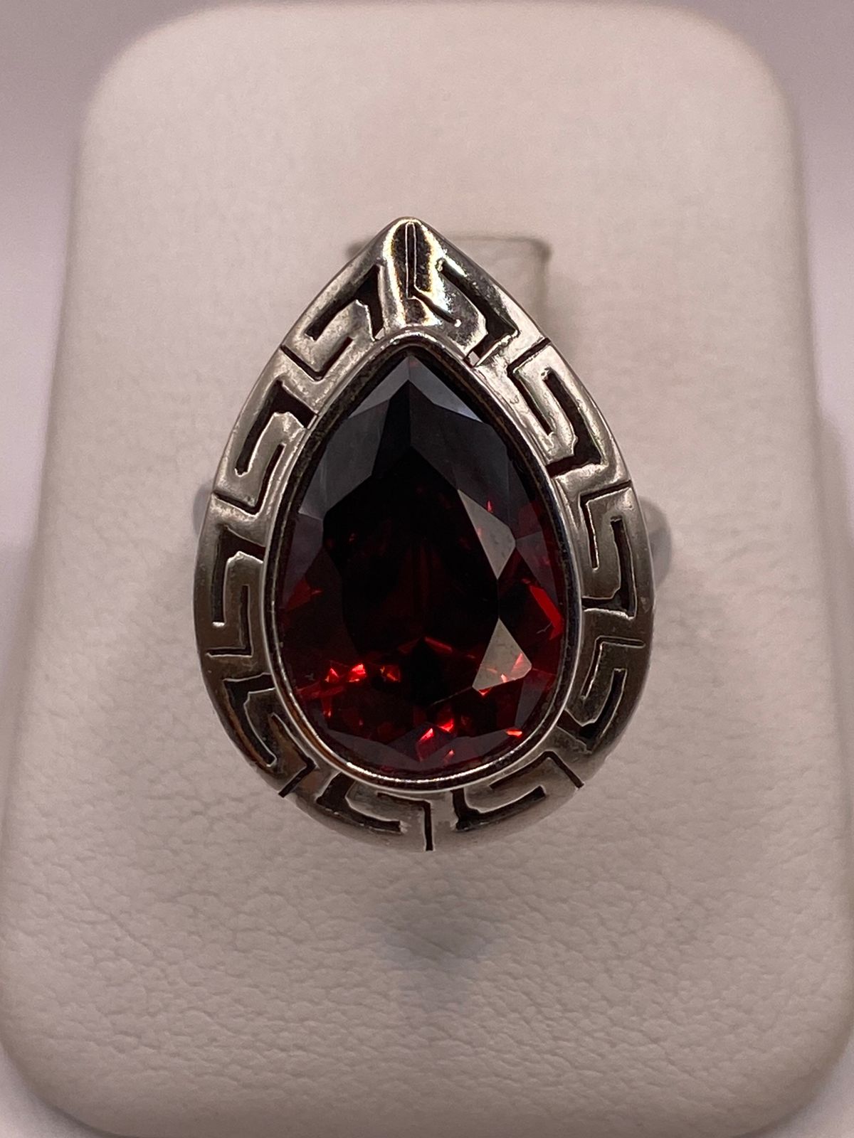 Anillo Ajustable de Plata Ley 925 con Piedra Roja Tipo Gota, vista lateral