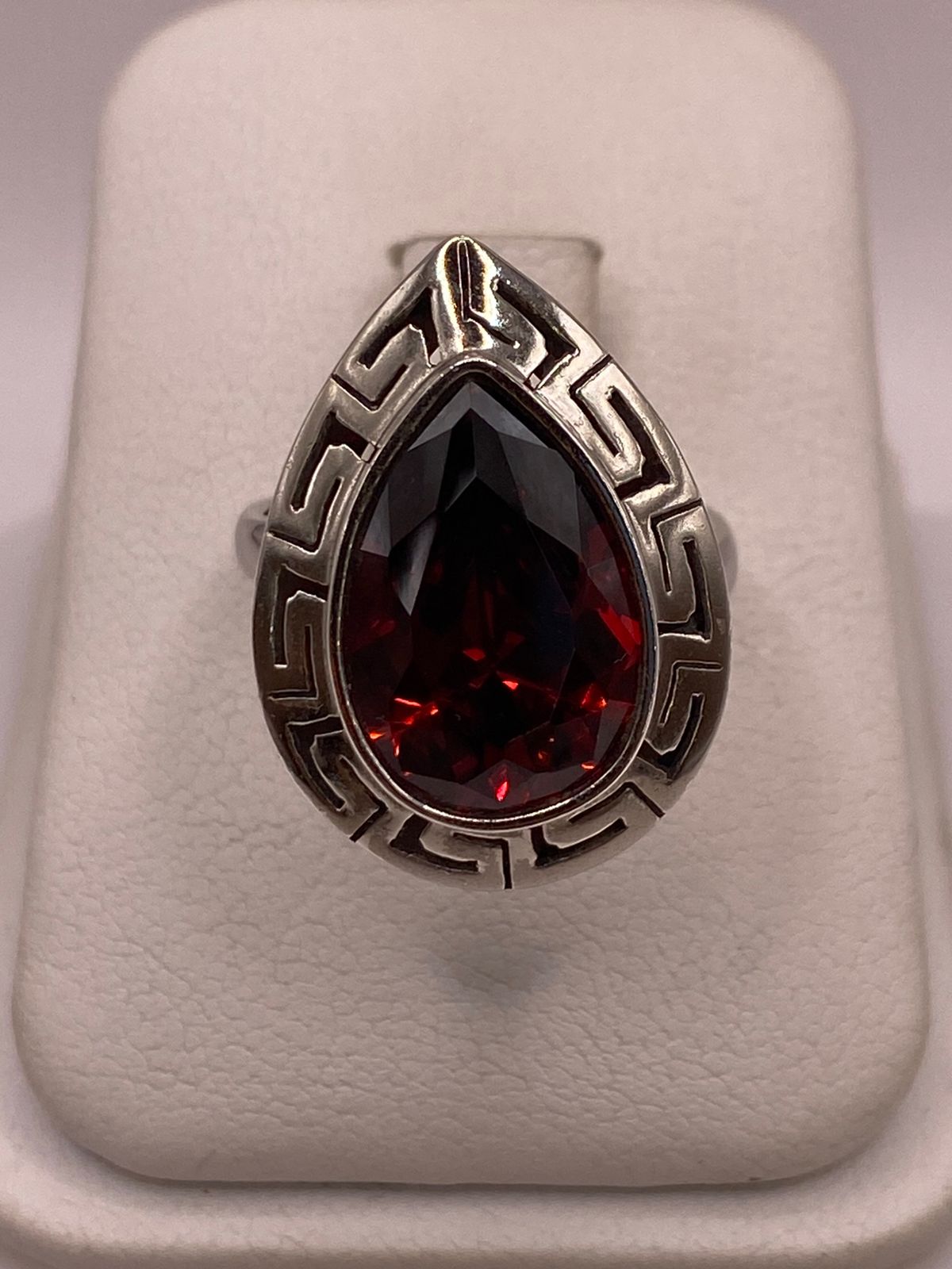 Anillo Ajustable de Plata Ley 925 con Piedra Roja Tipo Gota, vista frontal