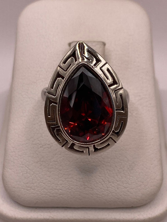 Anillo Ajustable de Plata Ley 925 con Piedra Roja Tipo Gota, vista frontal