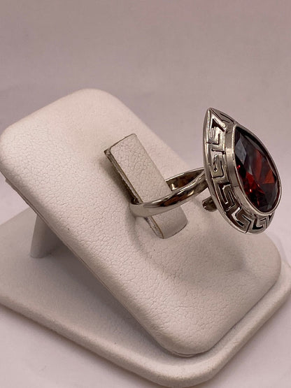 Anillo Ajustable de Plata Ley 925 con Piedra Roja Tipo Gota, vista de detalle