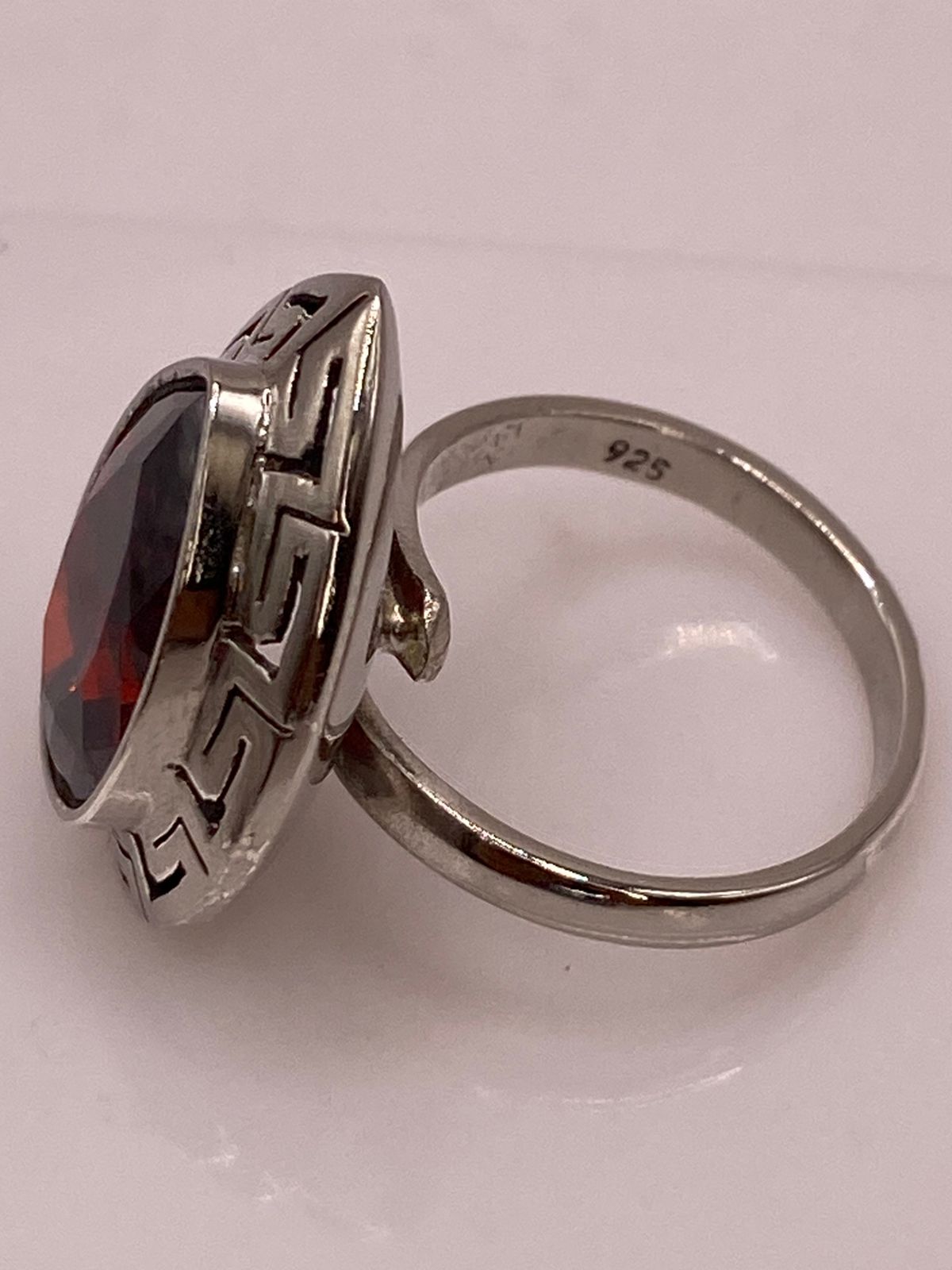 Anillo Ajustable de Plata Ley 925 con Piedra Roja Tipo Gota, sello de autenticidad Plata Ley .925