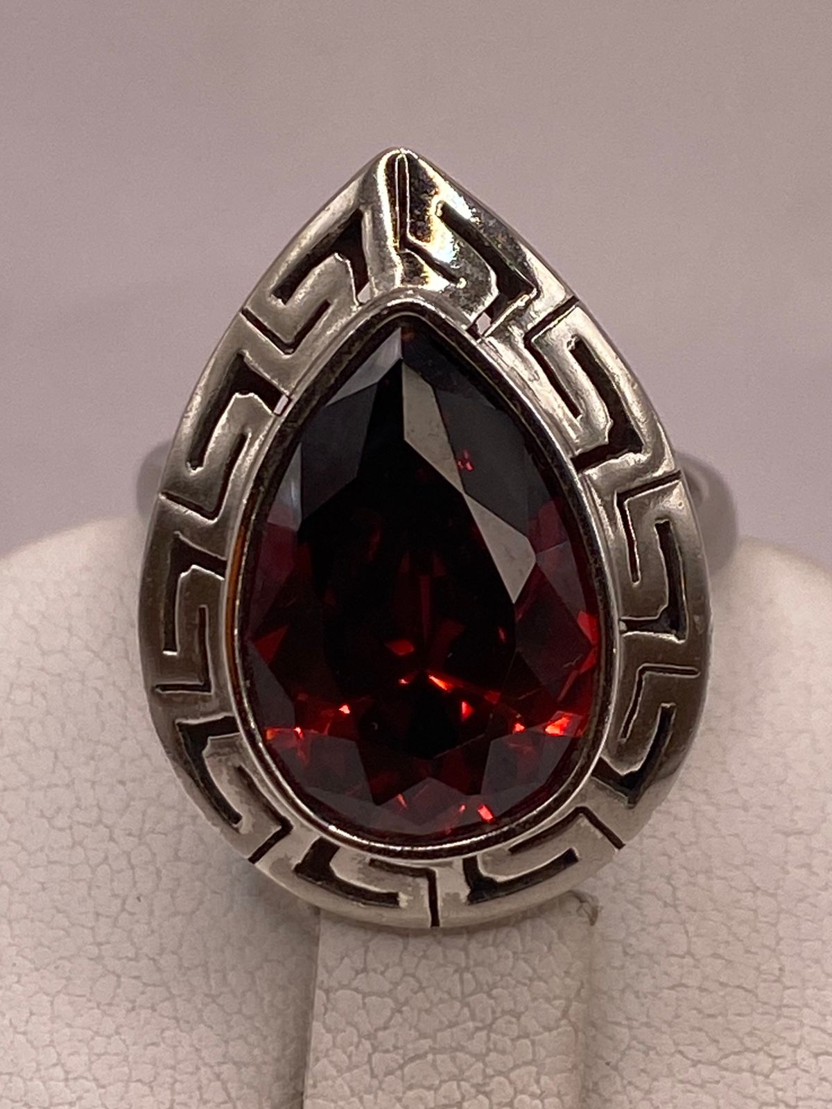 Anillo Ajustable de Plata Ley 925 con Piedra Roja Tipo Gota, vista posterior
