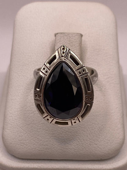 Anillo Ajustable de Plata Ley 925 con Piedra Violeta en Forma de Gota en báscula mostrando peso