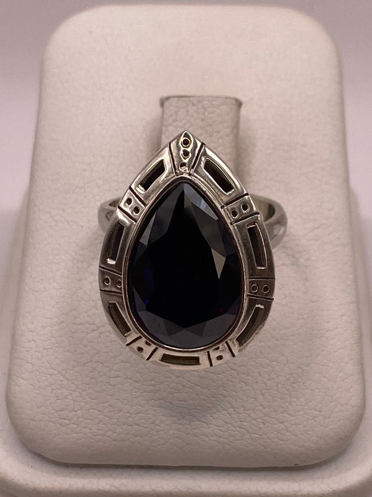 Anillo Ajustable de Plata Ley 925 con Piedra Violeta en Forma de Gota en báscula mostrando peso