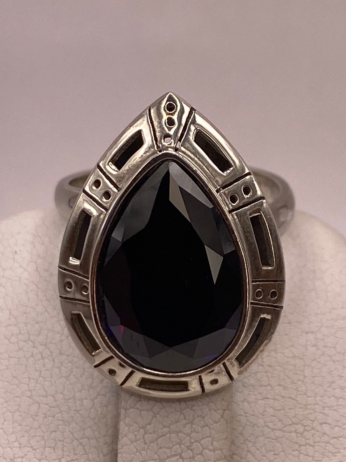 Anillo Ajustable de Plata Ley 925 con Piedra Violeta en Forma de Gota, vista superior