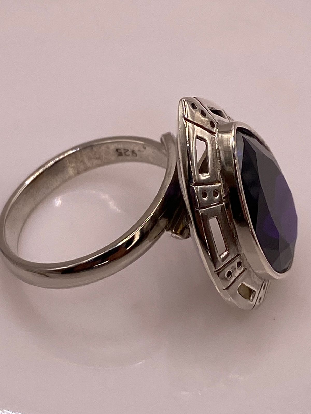 Anillo Ajustable de Plata Ley 925 con Piedra Violeta en Forma de Gota, sello de autenticidad Plata Ley .925