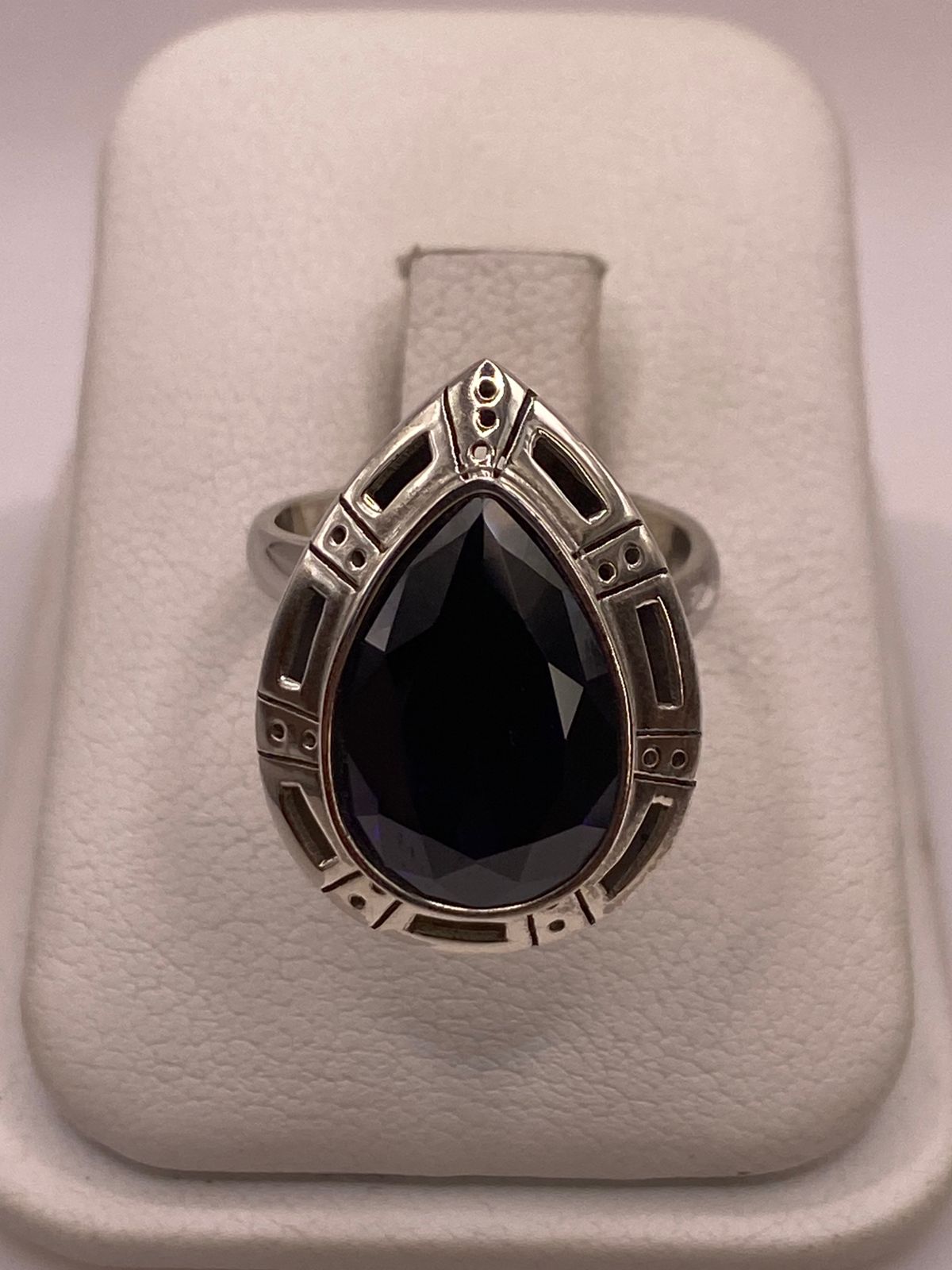 Anillo Ajustable de Plata Ley 925 con Piedra Violeta en Forma de Gota, vista de detalle