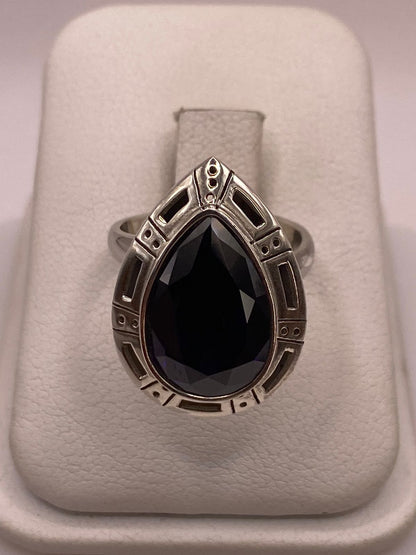 Anillo Ajustable de Plata Ley 925 con Piedra Violeta en Forma de Gota, vista de detalle