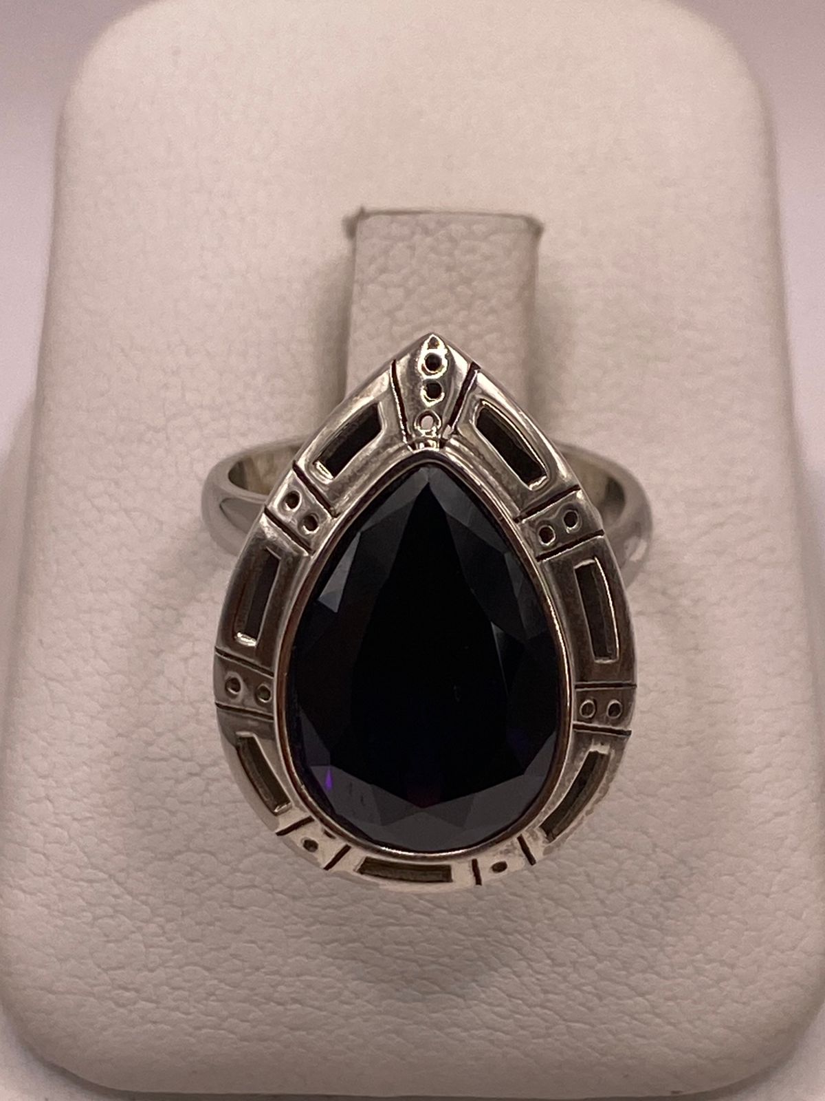 Anillo Ajustable de Plata Ley 925 con Piedra Violeta en Forma de Gota, vista frontal