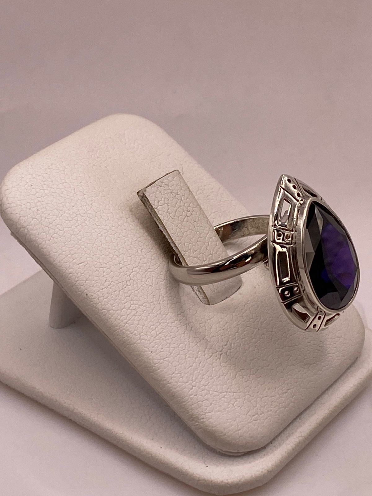 Anillo Ajustable de Plata Ley 925 con Piedra Violeta en Forma de Gota, vista lateral