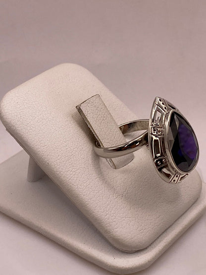 Anillo Ajustable de Plata Ley 925 con Piedra Violeta en Forma de Gota, vista lateral