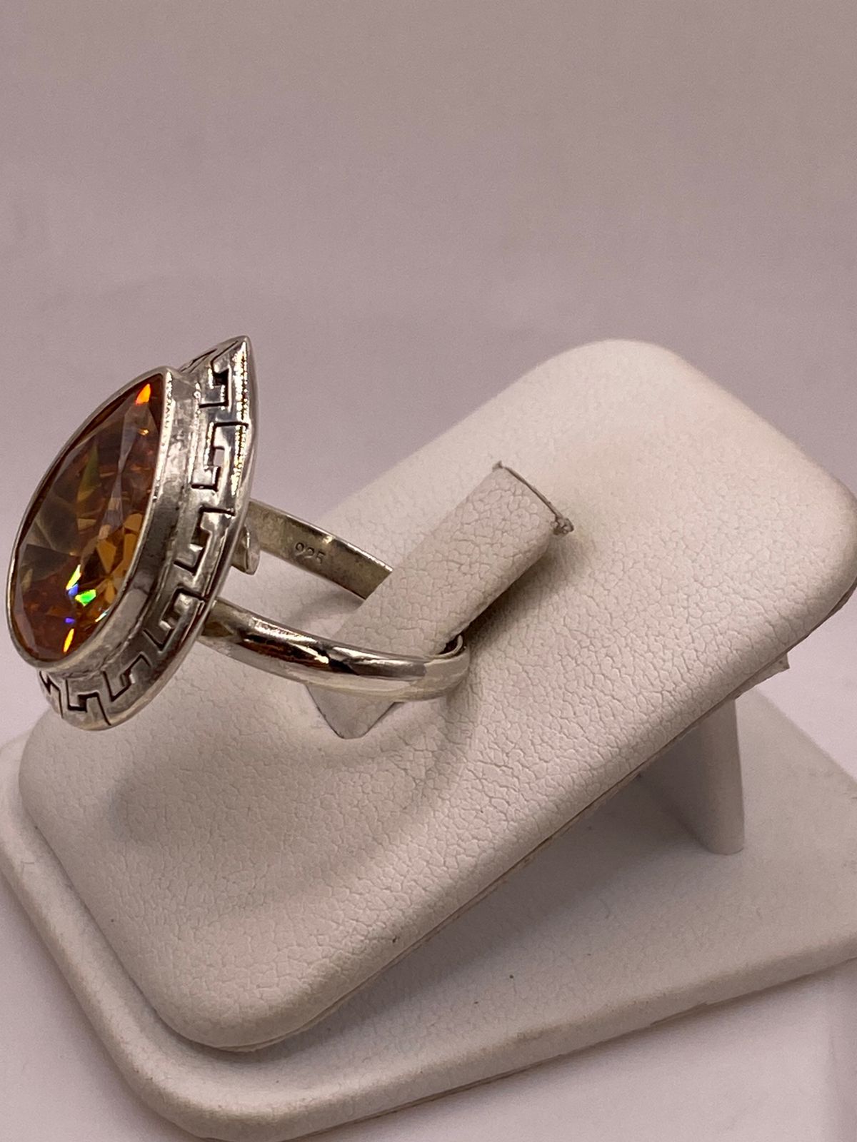 Anillo Ajustable de Plata Ley 925 con Zirconia Ámbar Tipo Gota, vista lateral