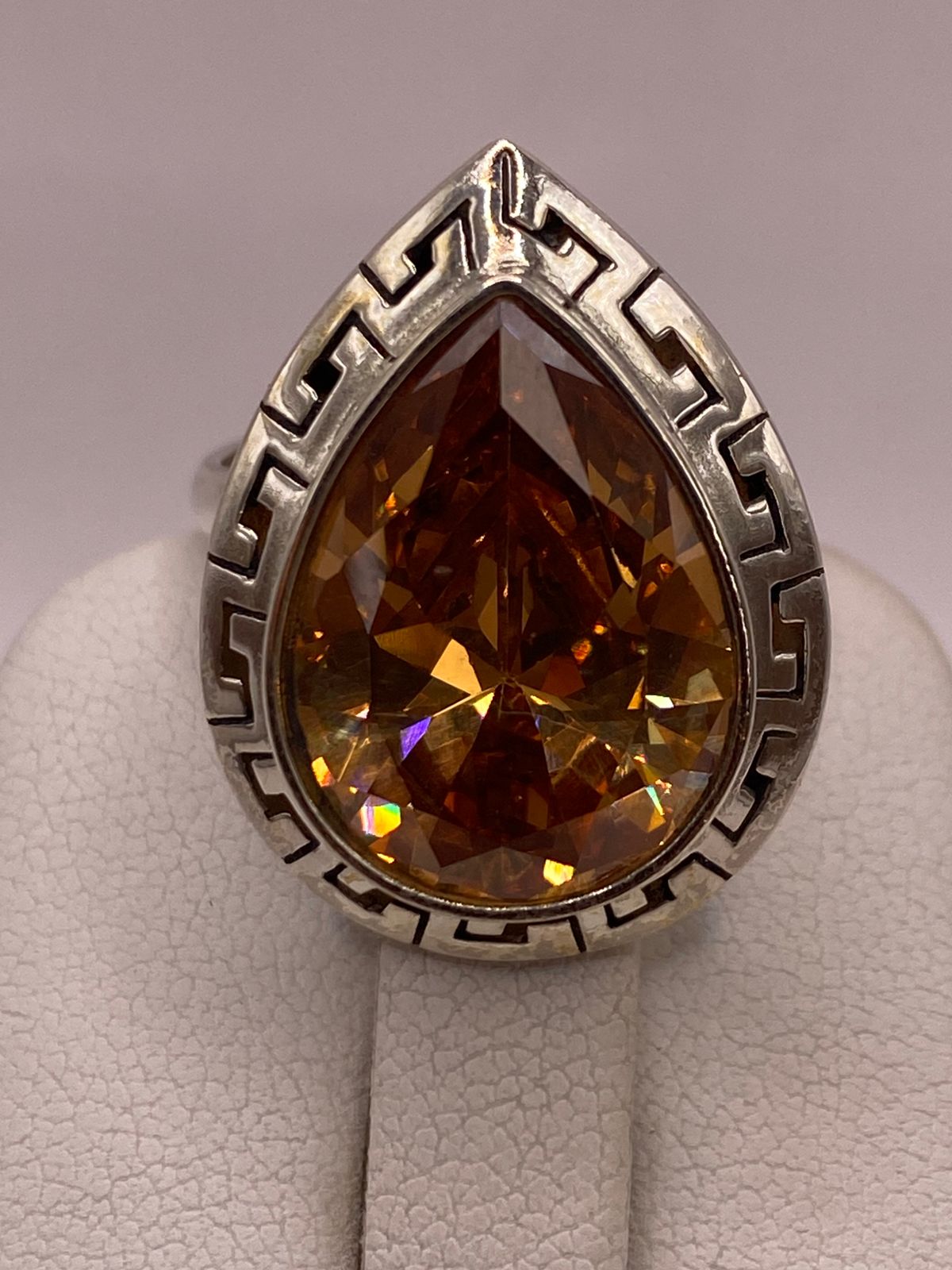 Anillo Ajustable de Plata Ley 925 con Zirconia Ámbar Tipo Gota, vista superior