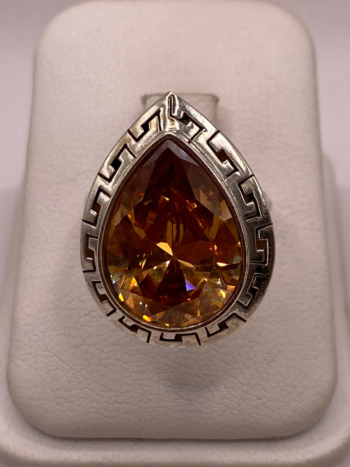 Anillo Ajustable de Plata Ley 925 con Zirconia Ámbar Tipo Gota — detalle de acabado