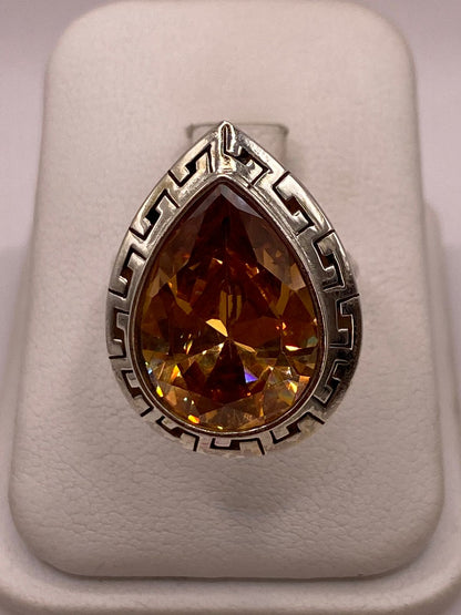 Anillo Ajustable de Plata Ley 925 con Zirconia Ámbar Tipo Gota — detalle de acabado