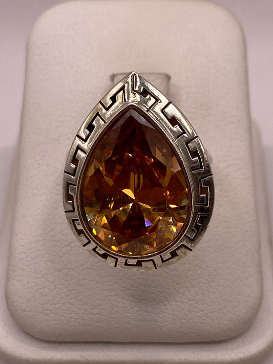 Anillo Ajustable de Plata Ley 925 con Zirconia Ámbar Tipo Gota — detalle de acabado