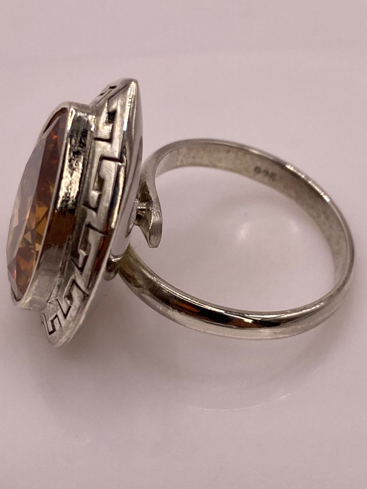 Anillo Ajustable de Plata Ley 925 con Zirconia Ámbar Tipo Gota, sello de autenticidad Plata Ley .925