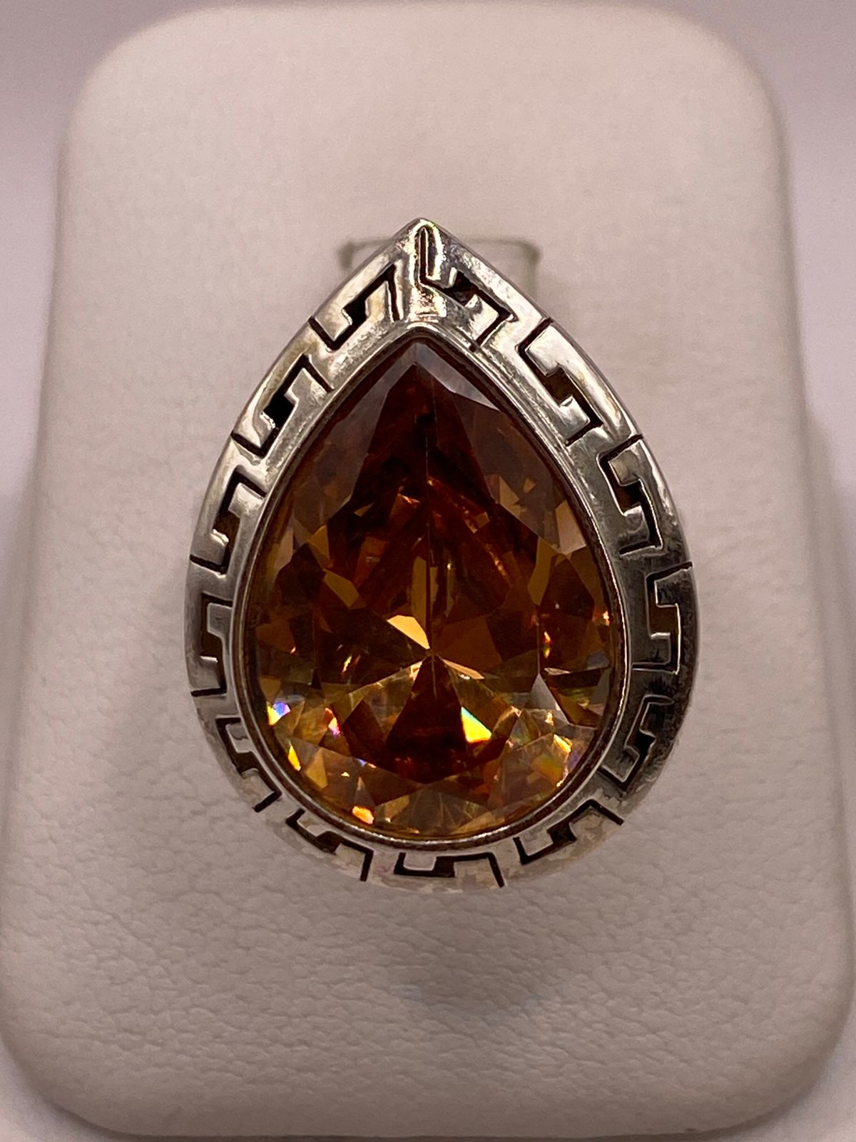 Anillo Ajustable de Plata Ley 925 con Zirconia Ámbar Tipo Gota, vista frontal