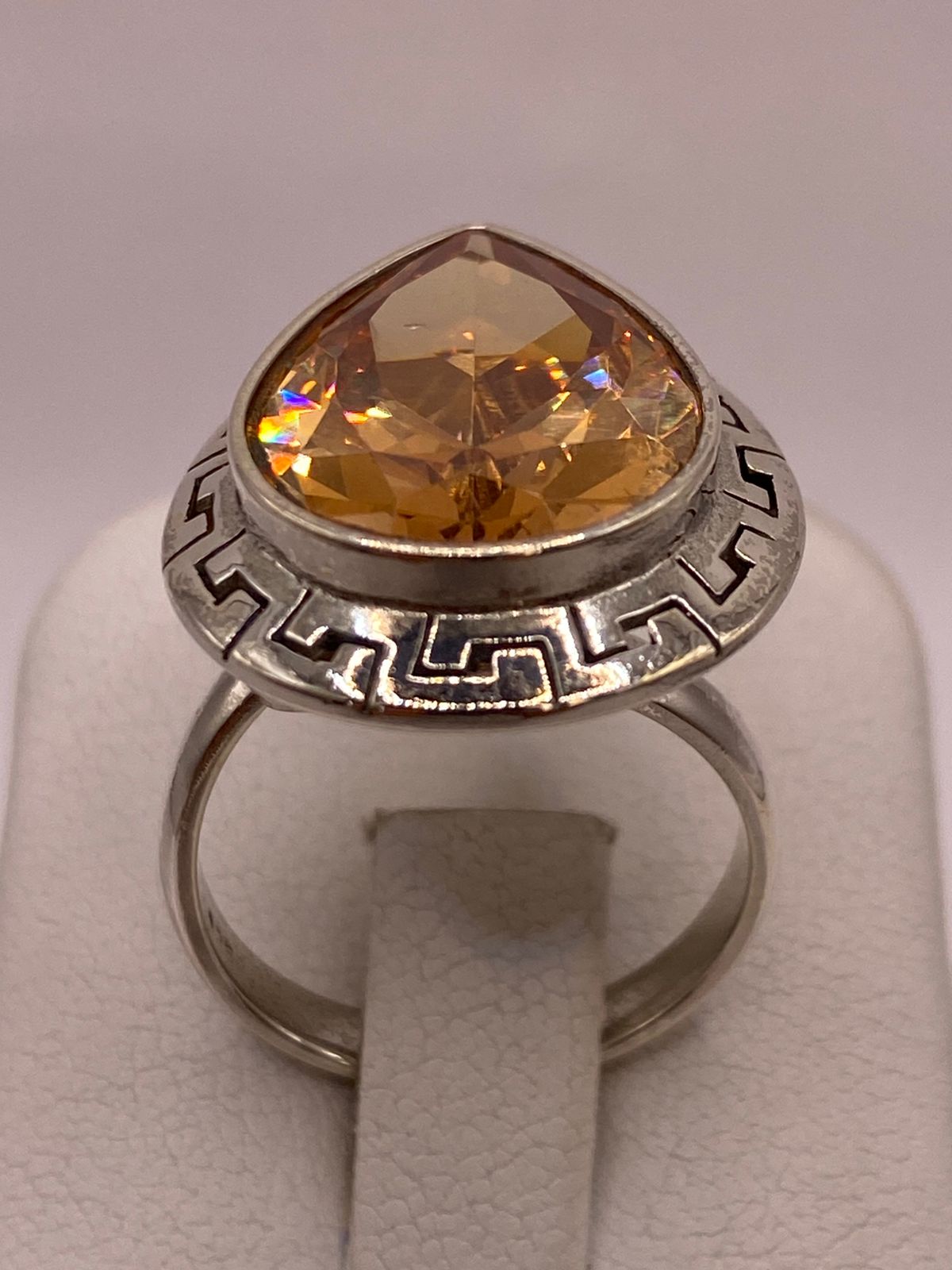 Anillo Ajustable de Plata Ley 925 con Zirconia Ámbar Tipo Gota, vista posterior