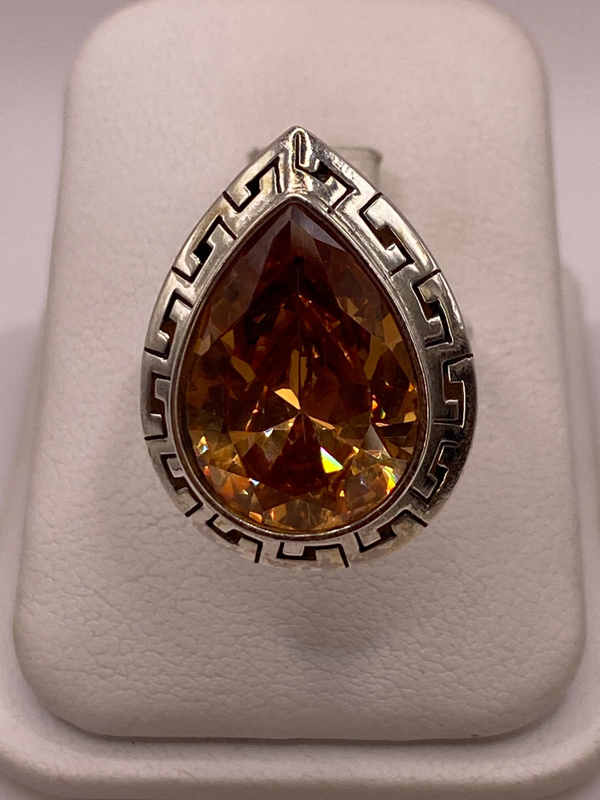 Anillo Ajustable de Plata Ley 925 con Zirconia Ámbar Tipo Gota, vista de detalle
