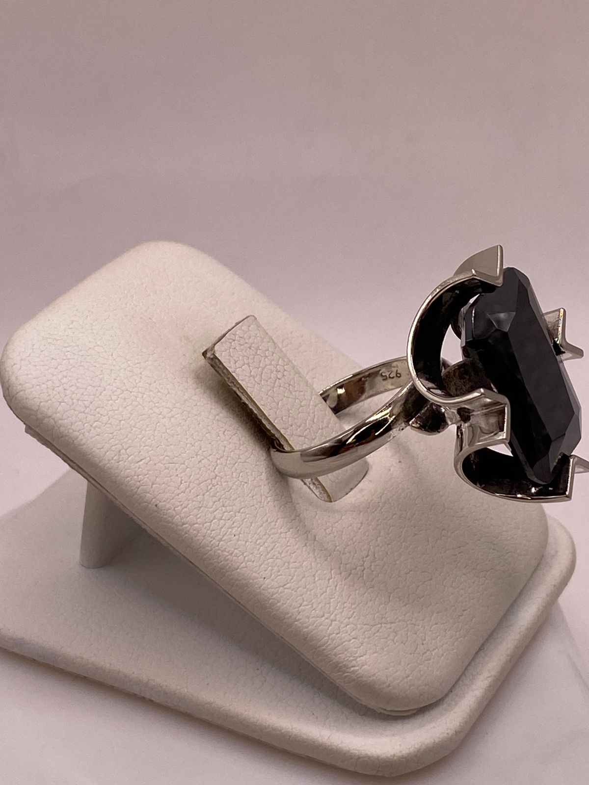 Anillo Ajustable de Plata Ley 925 con Zirconia Negra Diseño Escultural, vista lateral
