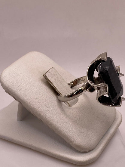Anillo Ajustable de Plata Ley 925 con Zirconia Negra Diseño Escultural, vista lateral