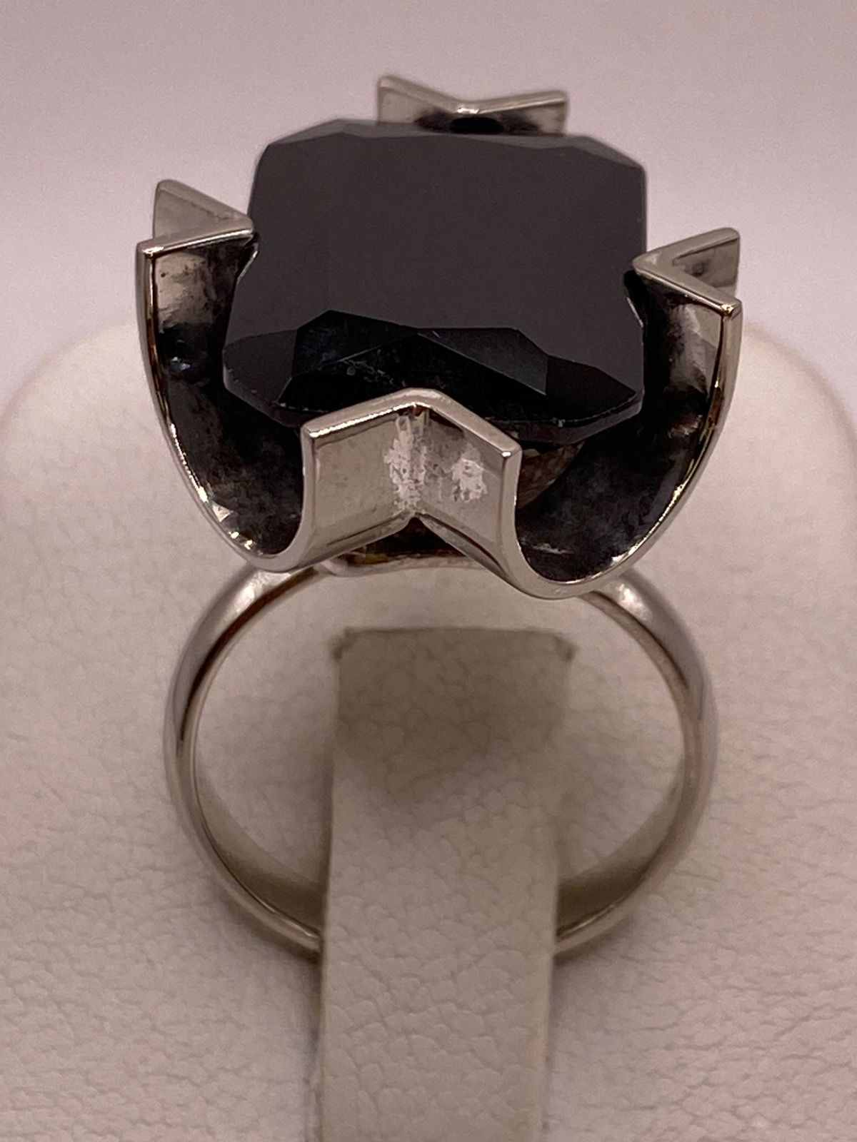 Anillo Ajustable de Plata Ley 925 con Zirconia Negra Diseño Escultural, vista superior
