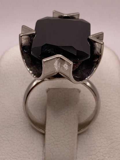 Anillo Ajustable de Plata Ley 925 con Zirconia Negra Diseño Escultural, vista superior